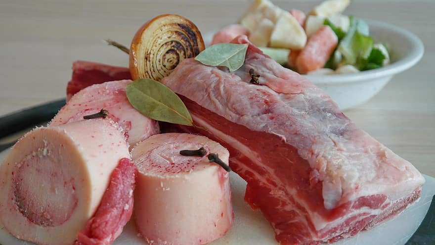 can dogs eat cooked beef bones